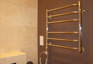 Установка электрического полотенцесушителя в ванной в Бийске