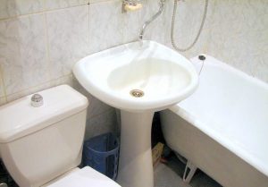 Установка раковины тюльпан в ванной в Бийске